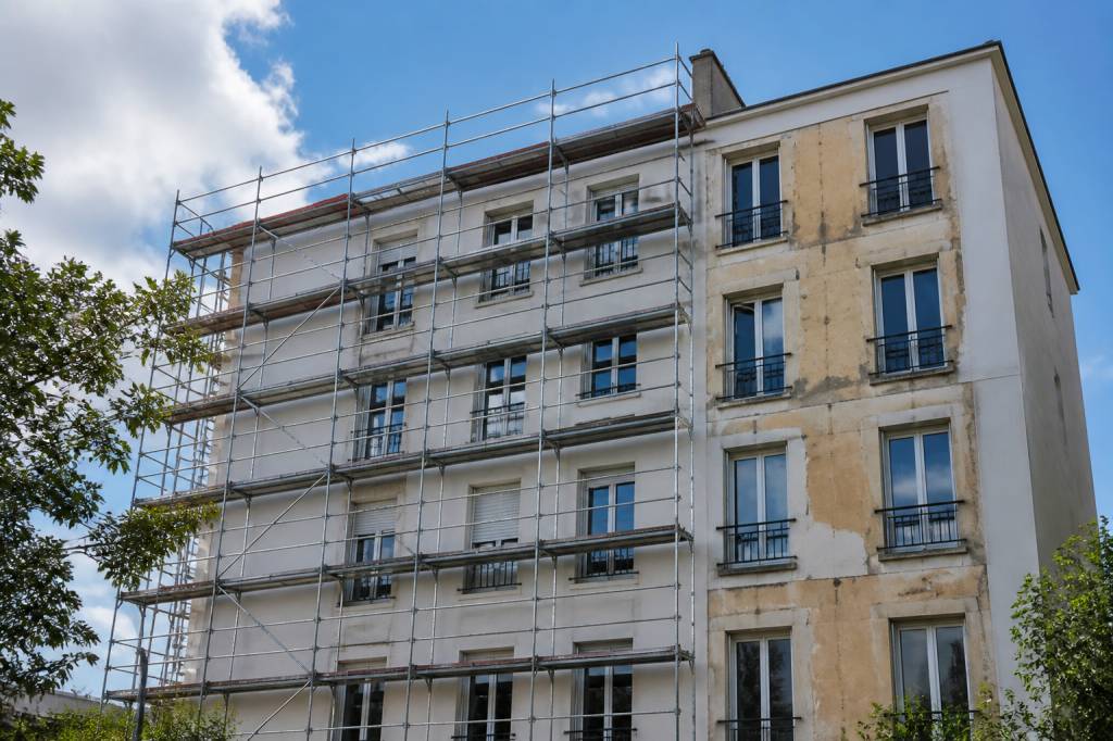Prix ravalement facade immeuble 4 etage en copropriété : comment estimer le coût et le budget