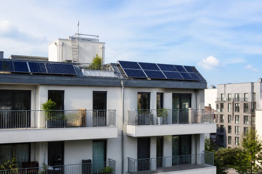Panneaux solaire copropriété : règles, vote en assemblée et installation en immeuble collectif