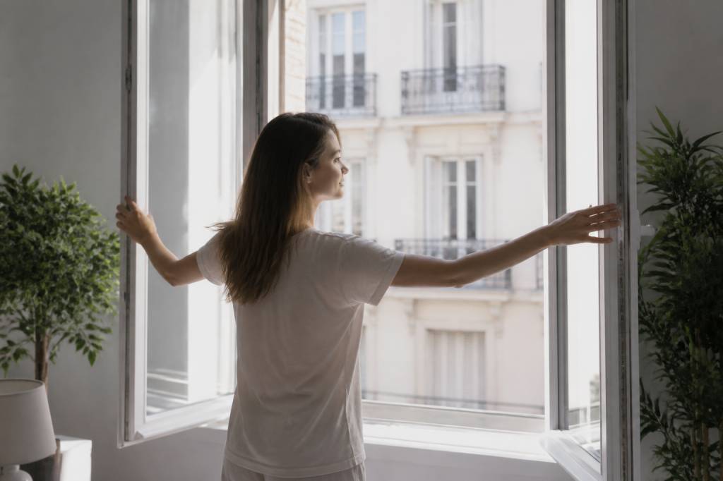 Aérer une maison en copropriété : conseils pratiques pour renouveler l’air intérieur