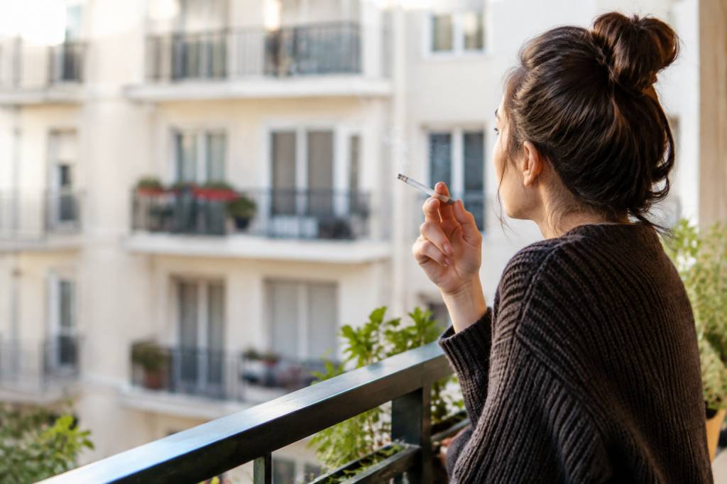 Interdiction de fumer sur son balcon : quels droits et quelles règles en copropriété ?