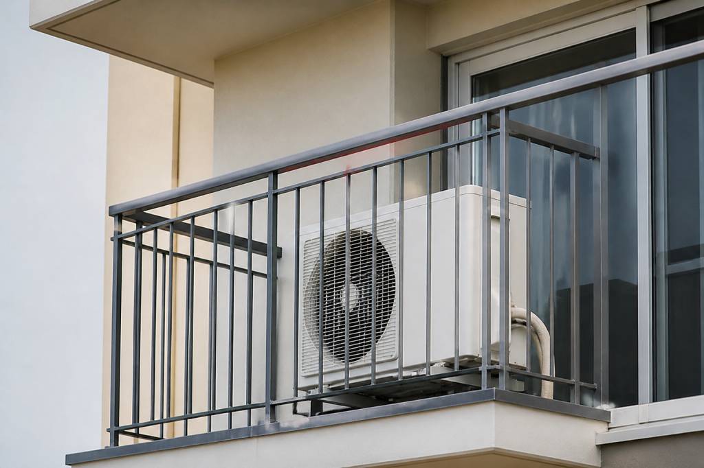 Installation climatisation sur balcon en copropriété : règles, autorisations et démarches à suivre